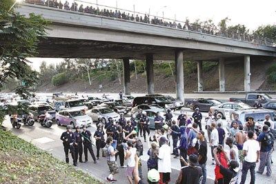 地點(diǎn):美國洛杉磯。大批警察和示威者正在對峙
