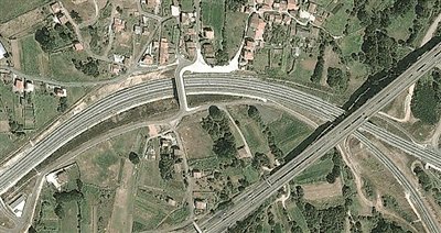 事發(fā)地的急轉(zhuǎn)彎道。以下是監(jiān)控視頻截圖。