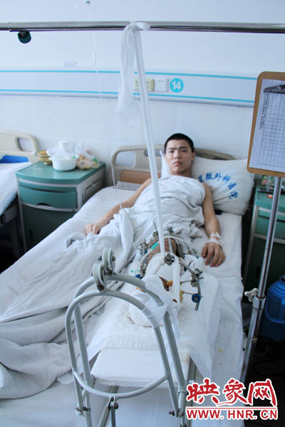 “如果有人肯幫我出4萬元的醫(yī)藥費(fèi)，我愿意為他免費(fèi)工作3年，多苦多累都行?！?月26日，躺在病床里上的