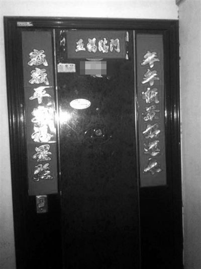 昨天22時許,被摔女童家房門緊閉,多名家屬稱,在協(xié)商處理孩子后事。新京報記者 楊鋒 攝