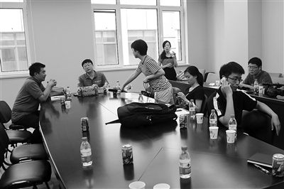 昨日，什剎海街道辦事處第四會議室，“什剎海女童練攤父親被打”事件的通氣會現(xiàn)場。