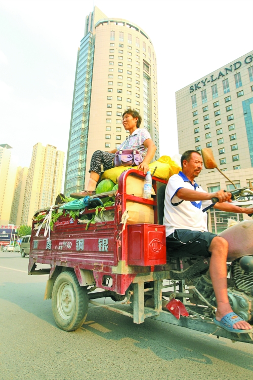 多賣瓜，瓜農(nóng)在烈日下奔波忙碌。