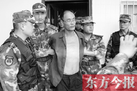 7月27日13時(shí)50分許，駐馬店市西平縣的“7·25”連環(huán)殺人案犯罪嫌疑人丁金華（左三）在禹州落網(wǎng)