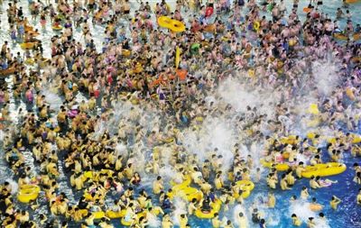 29日，湖北省武漢市，近日江城暑熱難解，人們紛紛前往水上樂園解暑，由于人數(shù)眾多，形成了“下餃子”的壯觀場(chǎng)面。圖/CFP