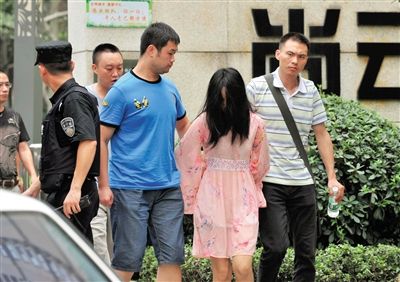 一名女犯罪嫌疑人被警方押出。新華社記者 薛玉斌 攝