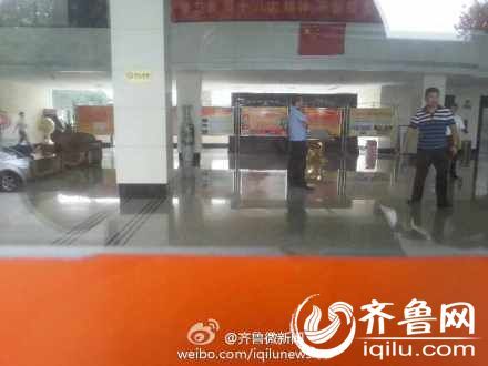 8月8號(hào)下午14時(shí)許，一女子在山東省衛(wèi)生廳辦公大樓三樓的一間辦公室內(nèi)，被一名年輕男子劫持。