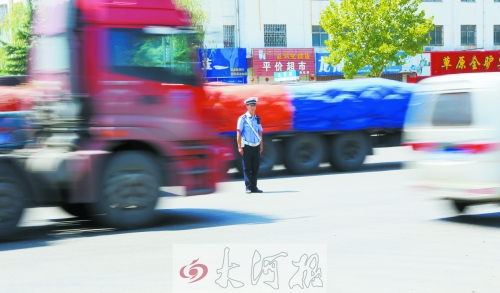 連霍高速受橋梁爆破影響禁止通車，310國道車流量迅速增加，當(dāng)?shù)亟痪块T安排大量警力保障道路暢通。