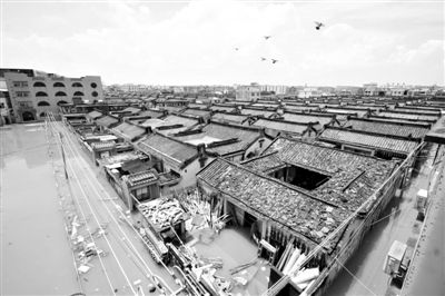 19日，廣東汕頭潮陽區(qū)和平鎮(zhèn)出現(xiàn)水浸現(xiàn)象。連日來，廣東省汕頭市潮陽區(qū)、潮南區(qū)普降暴雨。新華社發(fā)