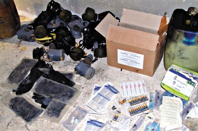 24日，敘利亞政府對外展示在大馬士革朱巴爾區(qū)破獲的反對派軍火庫中的化學(xué)制劑。新華社發(fā)