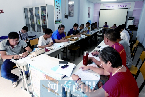 消費(fèi)者代表和旁聽人員走進(jìn)社區(qū)，聽取市民關(guān)于鄭州地鐵的意見和建議