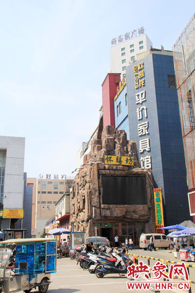 在該酒店一層的入口處，屹立著一座4層樓高的假山，氣勢(shì)雄偉。