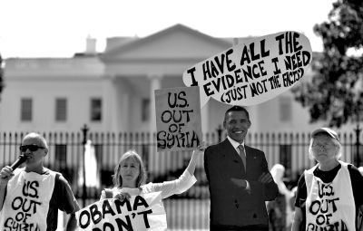 2日，反戰(zhàn)人士在白宮前高舉標(biāo)語，抗議美國可能對(duì)敘動(dòng)武。