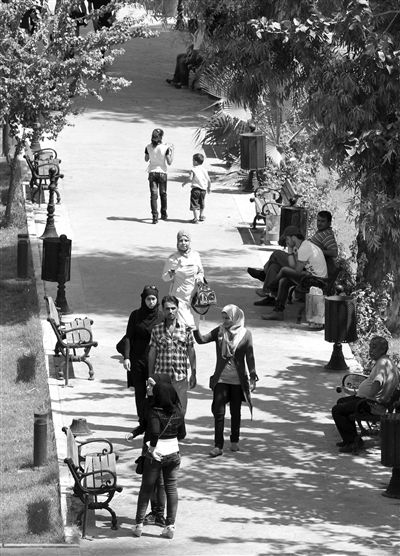 9月5日，敘利亞首都大馬士革，市民在街頭的一處公園內(nèi)散步。