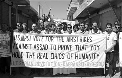 6日，敘利亞西北部的民眾打出橫幅，要求美國(guó)對(duì)敘動(dòng)武。
