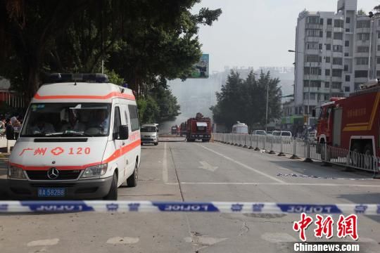 救護(hù)車現(xiàn)場待命?！「邩s權(quán)　攝