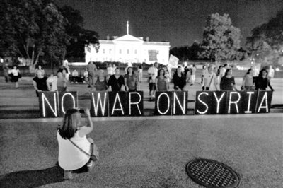 10日，華盛頓，美國反戰(zhàn)民眾在白宮前抗議對敘動(dòng)武。