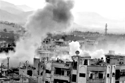 　10日公布的視頻顯示，敘利亞大馬士革地區(qū)，樓房遭重型火炮襲擊，現(xiàn)場濃煙滾滾。