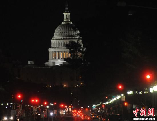 入夜后國會(huì)山前警燈一片，加強(qiáng)警戒。中新社發(fā) 德永健 攝
