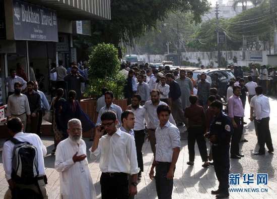 9月24日，在巴基斯坦南部城市卡拉奇，地震發(fā)生后人們跑到街上躲避。