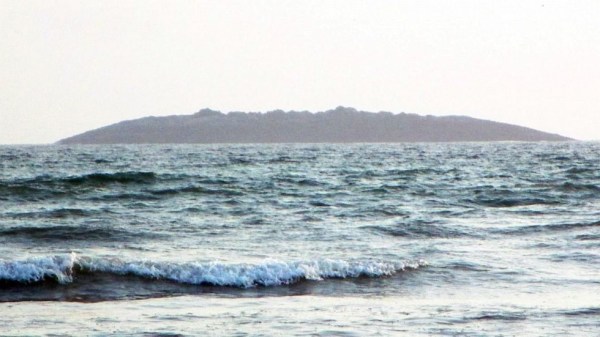 圖為在巴基斯坦靠近阿拉伯海的瓜達(dá)爾地區(qū)（Gwadar）近海600米處冒出一個(gè)小島。