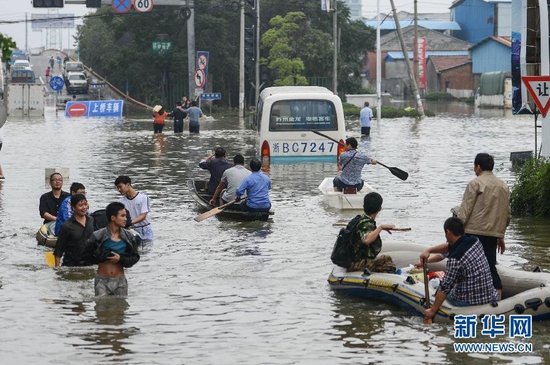 臺風“菲特”造成浙江余姚市城區(qū)大面積被淹，城市交通基本癱瘓，部分區(qū)域停電停水。