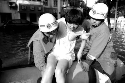 10月10日，前來(lái)余姚支援的杭州消防支隊(duì)武警官兵在南西路幫助轉(zhuǎn)移被困群眾。新華社發(fā)