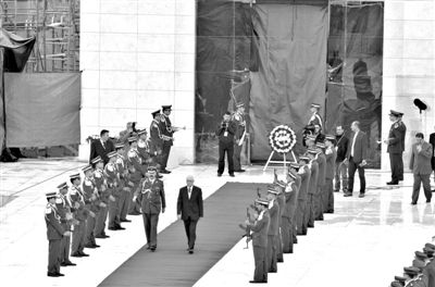 2012年11月27日，開棺檢驗阿拉法特尸骨后，巴方為其舉辦重新安葬儀式。