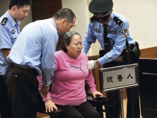 9月24日，在公訴人宣讀起訴書時，丁書苗因身體不停顫抖一度站立不穩(wěn)，被法警扶住