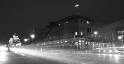 美國駐德國大使館夜景，這里被懷疑設(shè)有監(jiān)聽站。