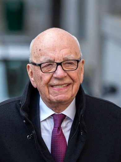 20日，從最高法院出來，默多克一臉輕松。路透社