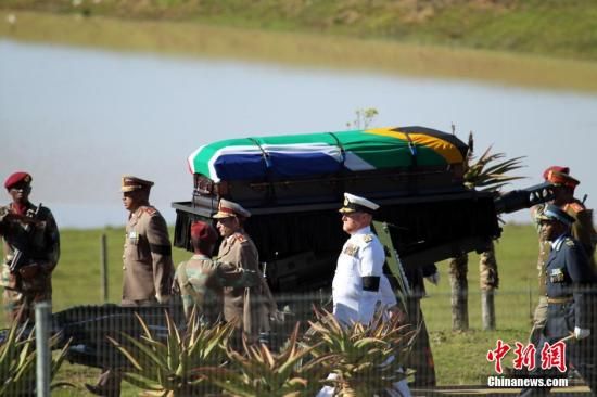 圖為南非海、陸、空三軍首腦為曼德拉護(hù)靈。宋方燦 攝