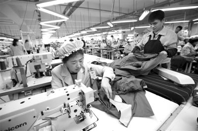 12月19日，朝鮮工人在開城工業(yè)園區(qū)工作。當(dāng)日，由二十國(guó)集團(tuán)（G20）的經(jīng)濟(jì)官員、國(guó)際金融組織相關(guān)負(fù)責(zé)人以及各國(guó)記者等組成的國(guó)際代表團(tuán)訪問工業(yè)園區(qū)。今年4月朝鮮單方面關(guān)閉開城工業(yè)園，9月才宣布重開。新華社發(fā)