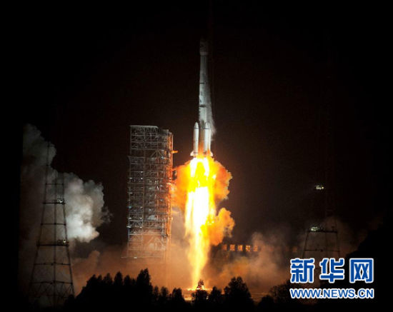 12月21日,載有玻利維亞通信衛(wèi)星的長征三號(hào)乙運(yùn)載火箭點(diǎn)火發(fā)射。當(dāng)日零時(shí)42分,我國在西昌衛(wèi)星發(fā)射中心用長征三號(hào)乙運(yùn)載火箭,成功將玻利維亞通信衛(wèi)星發(fā)射升空,衛(wèi)星順利進(jìn)入預(yù)定軌道。玻利維亞通信衛(wèi)星是該國擁有的第一顆衛(wèi)星。新華社記者 燕雁 攝