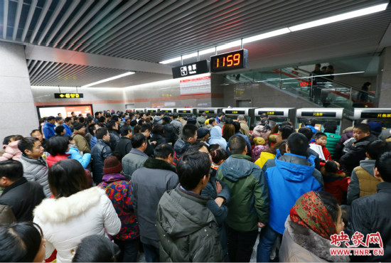 11點59分，紫金山地鐵站售票機前擠滿了買票的市民，場面如同春運