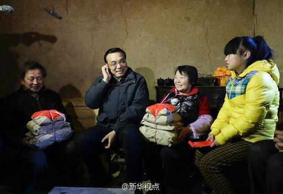 27日，李克強到安康旬陽金坡村看望留守兒童。