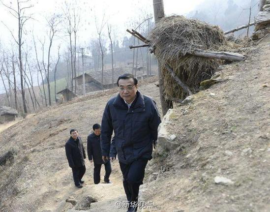 27日，李克強到安康旬陽金坡村看望留守兒童。