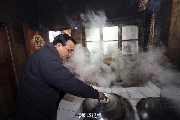 27日，李克強到安康旬陽金坡村看望留守兒童。