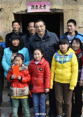 27日，李克強到安康旬陽金坡村看望留守兒童。