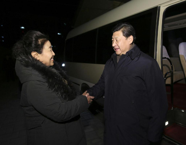 習(xí)近平27日晚看望了牛玉儒同志家屬。