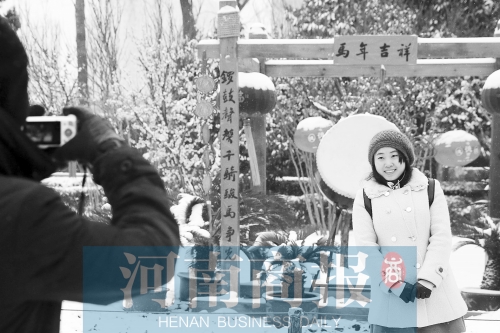 紫荊山公園里布置喜慶，引來(lái)不少游客合影留念。記者 楊東華/攝