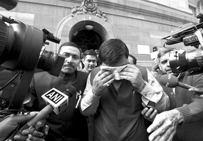 13日，印度議會下院開會時(shí)發(fā)生混亂，議員打作一團(tuán)，甚至有議員噴辣椒噴霧，致使不少議員呼吸困難，倉促離