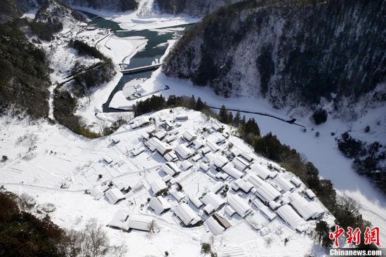 　　當?shù)貢r間2014年2月17日，據(jù)日本媒體報道，日本關東甲信及日本東北等地區(qū)遭遇大雪。