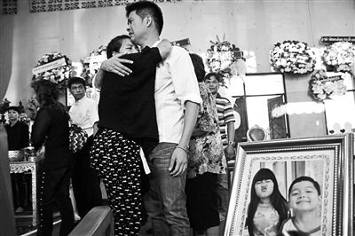 2月24日，泰國曼谷，民眾為在手榴彈襲擊中遇難的兩名兒童舉行葬禮，兩名兒童為姐弟二人，姐姐6歲，弟弟4歲