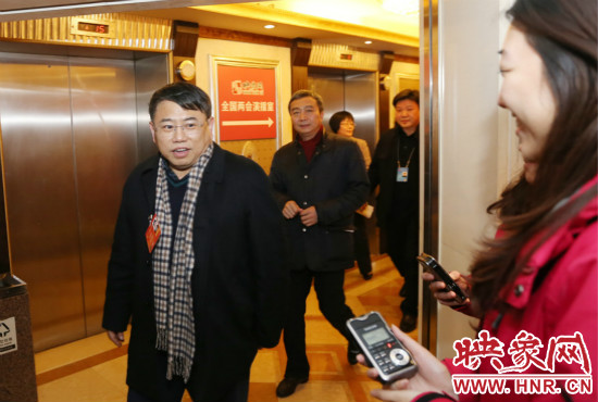 朱夏炎視察映象網(wǎng)全國兩會北京演播室 寄語爭做第一 朱夏炎視察映象網(wǎng)全國兩會北京演播室 寄語爭做第一