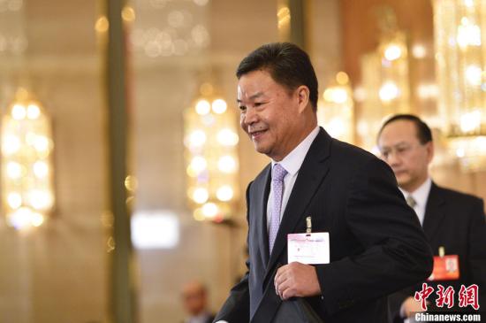 呂新華向中外媒體介紹本次大會(huì)有關(guān)情況并回答記者提問(wèn)。中新社發(fā) 廖攀 攝