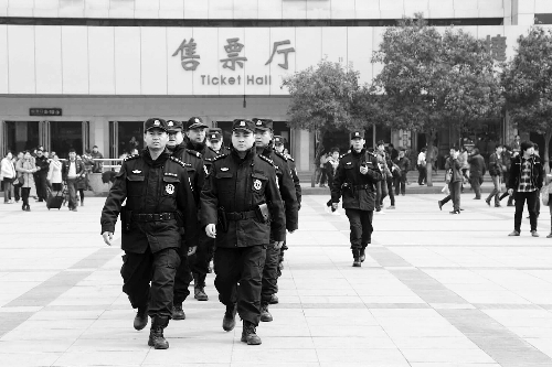 3月2日，鄭州市特警加強對人員密集場所的武裝巡邏。