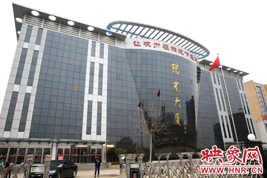 2011年4月，蘭考縣為民服務(wù)中心入住陽光大廈，目前，共有行政職能部門39個(gè)