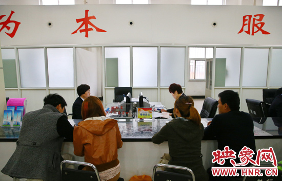 在陽光大廈一樓大廳內(nèi)，分布著人社局、民政局等與群眾利益相關(guān)的民生服務(wù)窗口。