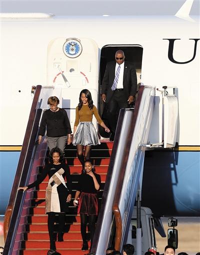 昨日下午5時(shí)30分，美國(guó)第一夫人米歇爾走出專機(jī)艙門，抵京開(kāi)始訪華。與其一同來(lái)訪的家庭成員還有她的母親