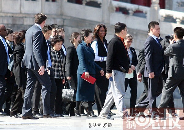 　　3月21日上午，美國總統(tǒng)夫人米歇爾參觀故宮，彭麗媛陪同。彭麗媛一身湖藍(lán)色裙裝，米歇爾黑白色職業(yè)裝